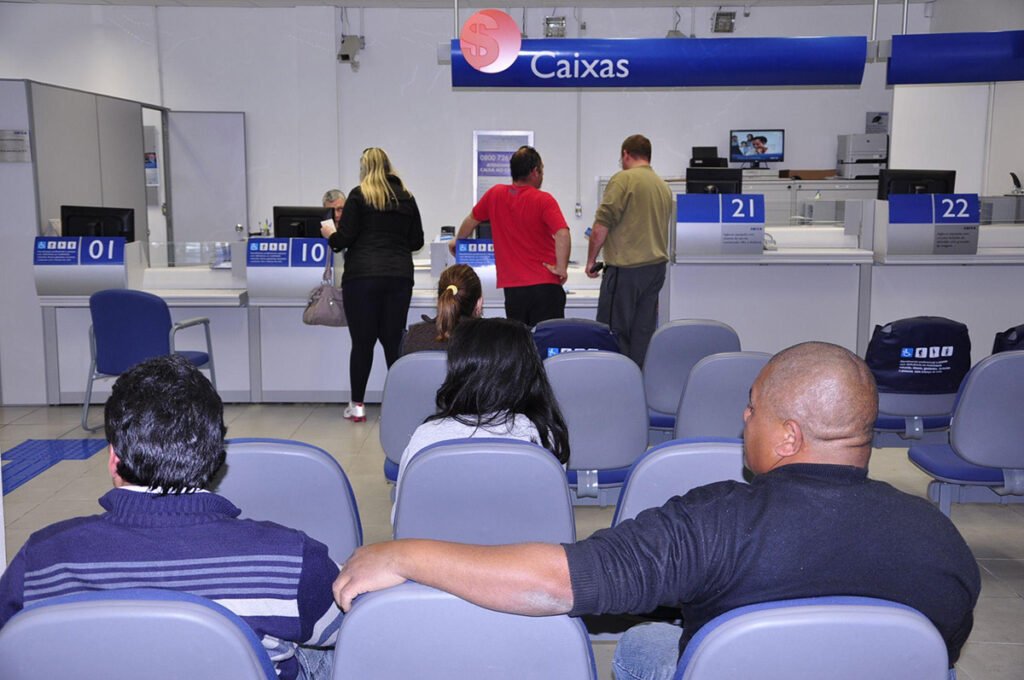 As agências bancárias e do Correios abrirão nesta Quarta-feira de Cinzas (22) às 12h. Os bancos fecham no horário normal. A Federação Brasile
