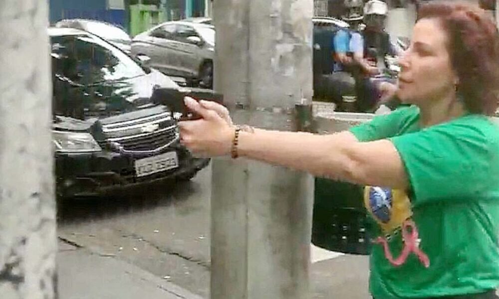 a suspensão do porte de arma de fogo da deputada federal Carla Zambelli (PL-SP). O ministro concedeu o prazo de 48 horas para