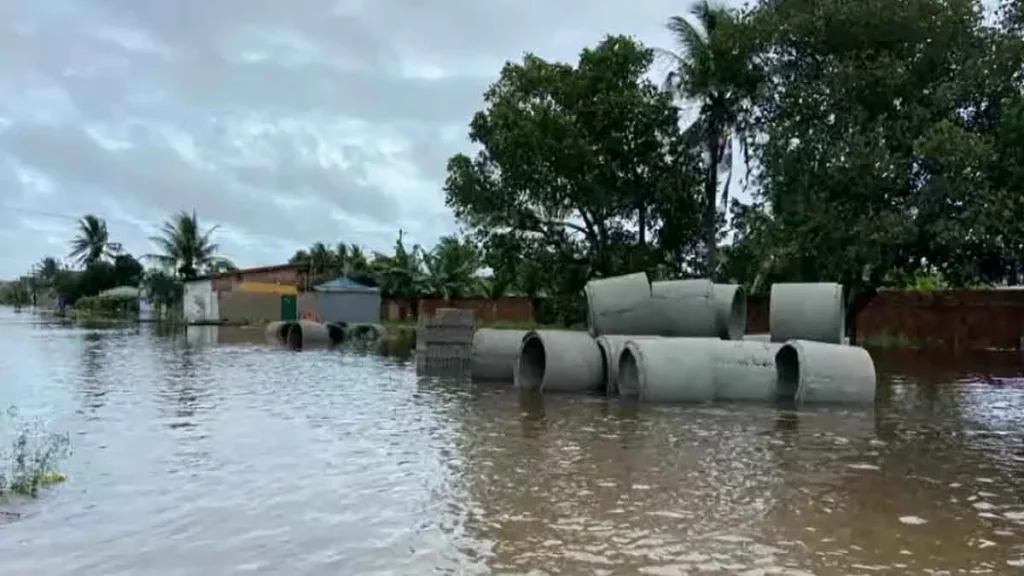 A Defesa Civil Nacional emitiu alerta para a previsão de chuvas intensas nos estados de Minas Gerais, Espírito Santo, Santa Catarina e Bahia p