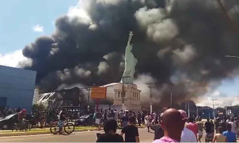 Um incêndio atingiu uma loja Havan, em Vitória da Conquista, localizada a mais de 500 km de Salvador, na manhã desta quarta-feira (28). Segun