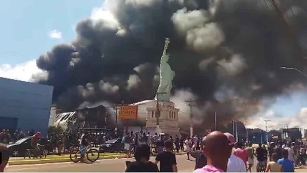 Um incêndio atingiu uma loja Havan, em Vitória da Conquista, localizada a mais de 500 km de Salvador, na manhã desta quarta-feira (28). Segun