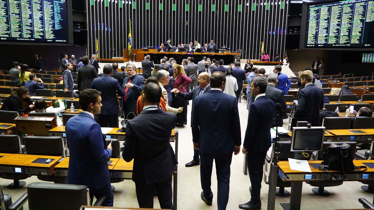 A Câmara dos Deputados aprovou, em dois turnos, a PEC da Transição (PEC 32/22), que permite ao novo governo deixar de fora do