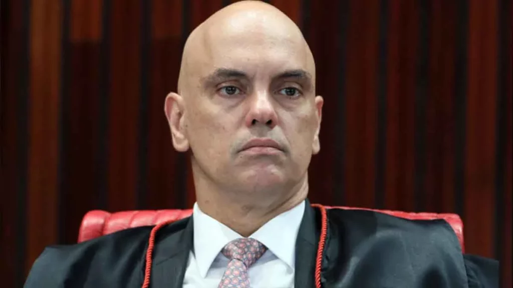 O ministro Alexandre de Moraes, do Supremo Tribunal Federal (STF), votou nesta terça-feira (26) pela condenação de mais cinco réus pelos atos golpistas de 8 de janeiro. 