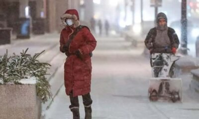 Uma forte tempestade de inverno envolveu grande parte dos Estados Unidos no sábado (24), trazendo nevascas, chuva congelante,