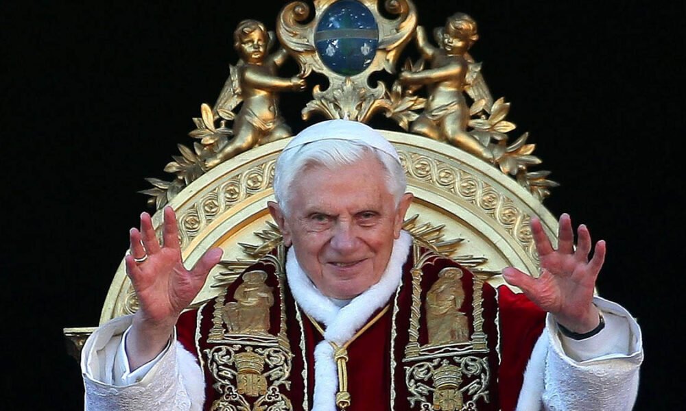 O Papa Emérito Bento XVI, que serviu como líder da Igreja Católica de 2005 até sua renúncia em 2013, morreu aos 95 anos, anunciou o Vaticano.