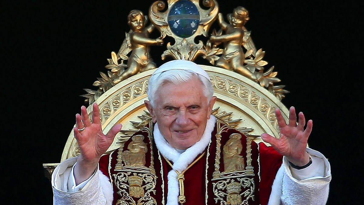 O Papa Emérito Bento XVI, que serviu como líder da Igreja Católica de 2005 até sua renúncia em 2013, morreu aos 95 anos, anunciou o Vaticano.