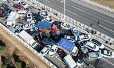 Uma pessoa morreu depois que mais de 200 veículos se envolveram em um engavetamento em uma ponte na cidade