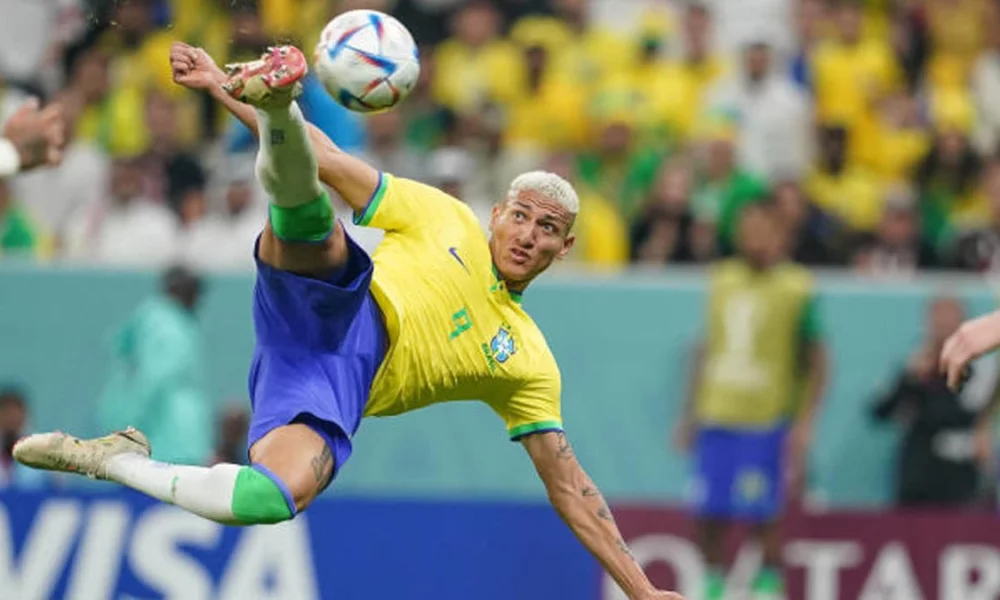 Dois jogadores brasileiros estão entre os finalistas entre os dez participantes da eleição do gol mais bonito da Copa do Mundo de 2022. O ata