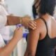 A Prefeitura de Salvador, por meio da Secretaria Municipal da Saúde (SMS), segue com a vacinação contra a Covid-19 nesta quarta-feira (8), das