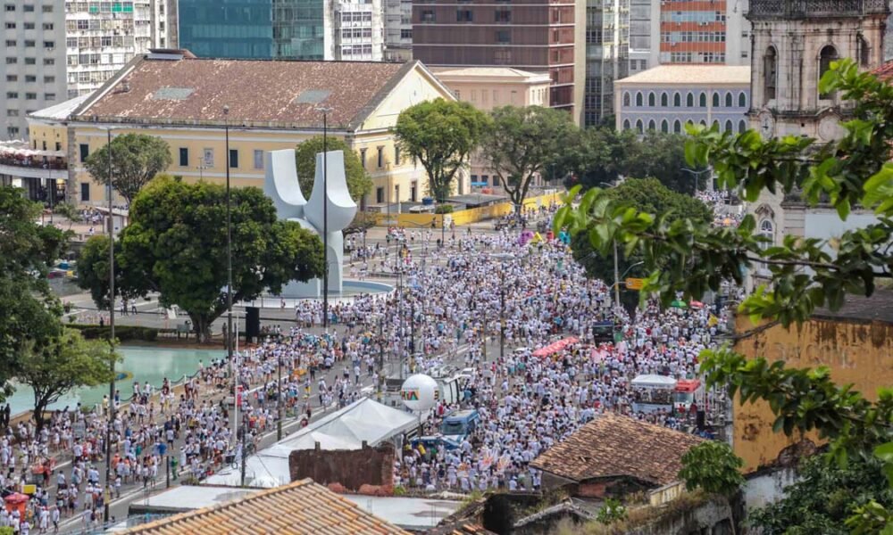 a fé através de histórias de vida e superação, na retomada do tradicional cortejo para saudar Nosso Senhor do Bonfim