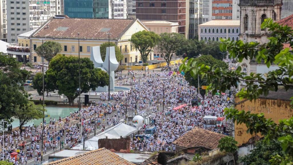 a fé através de histórias de vida e superação, na retomada do tradicional cortejo para saudar Nosso Senhor do Bonfim