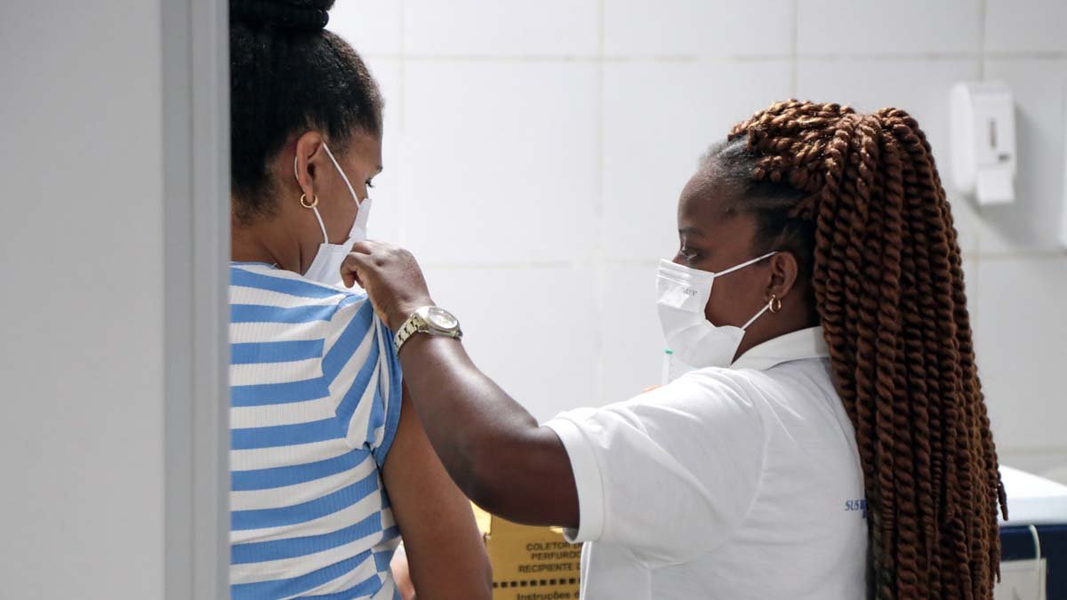 de ampliar a proteção dos soteropolitanos contra a Covid-19, a Prefeitura de Salvador realiza o primeiro Dia D de vacinação