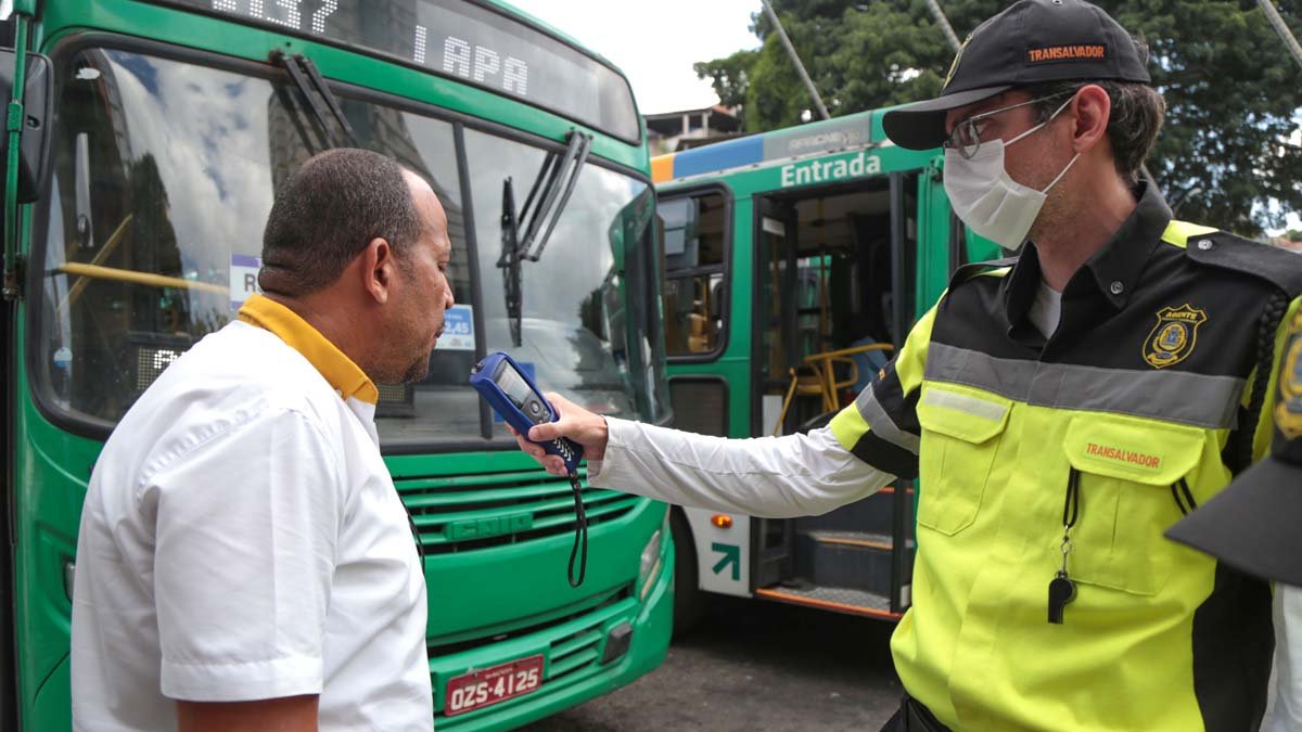 Os motoristas de ônibus que circulam na Estação da Lapa foram alvo, nesta quarta-feira (25), da de uma blitz da Lei Seca, promovida