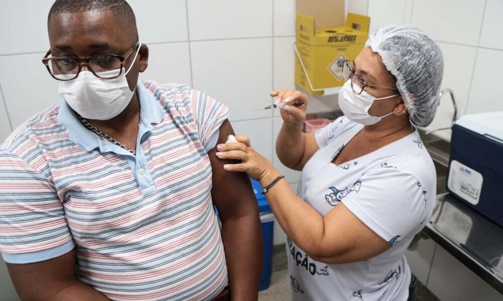 A vacinação da 4ª dose contra a Covid-19 para pessoas com 18 anos ou mais, em Salvador, segue nesta terça-feira (06) em esquema “Liberou Geral