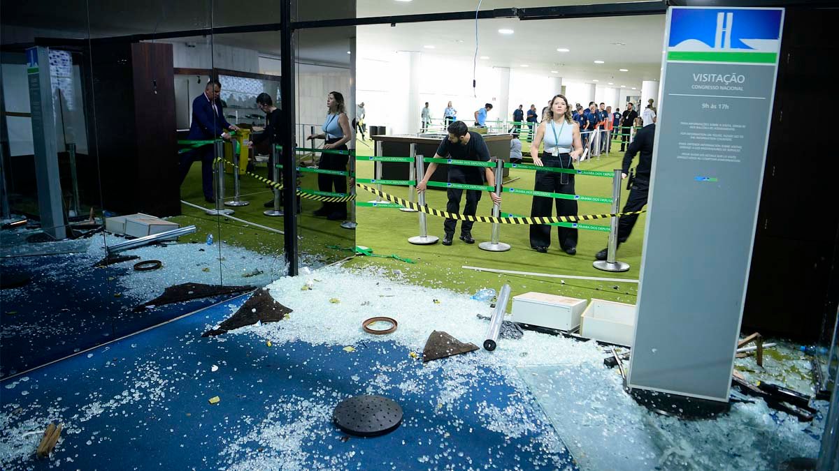 A diretora geral do Senado, Ilana Trombka, informou que vai custar caro recuperar a estrutura da Casa, assim como itens do