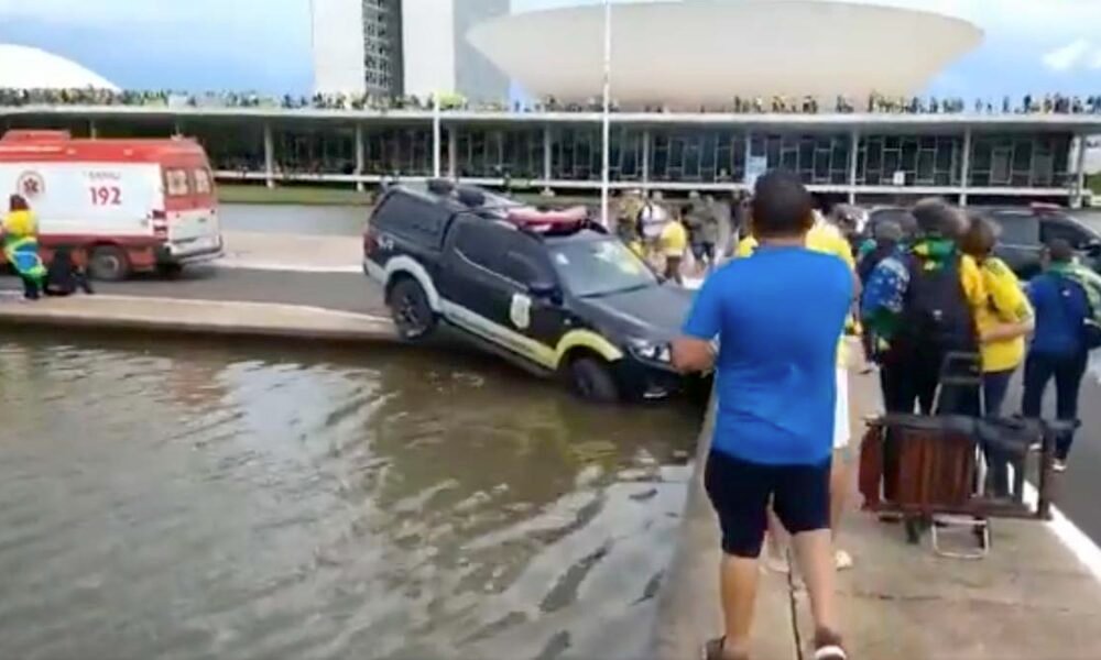 Golpistas apoiadores do ex-presidente Jair Bolsonaro inconformados com o resultado das eleições invadiram o Congresso Nacional,