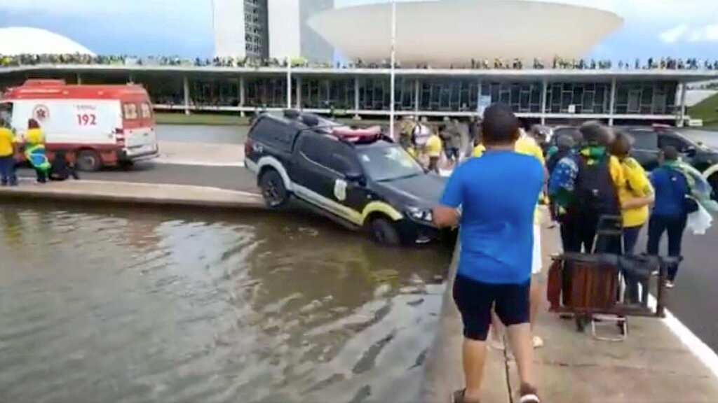 Golpistas apoiadores do ex-presidente Jair Bolsonaro inconformados com o resultado das eleições invadiram o Congresso Nacional,