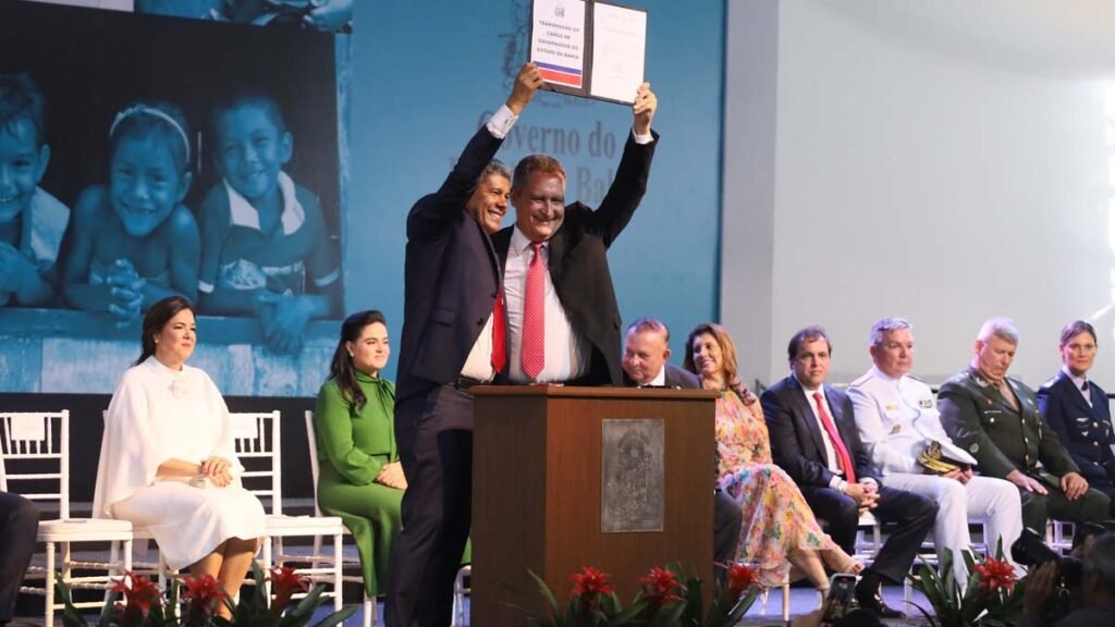 Após a sessão solene dentro do plenário da Assembleia, o governador Jerônimo Rodrigues foi conduzido à área externa da Alba,