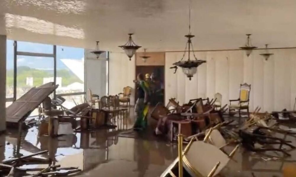 Centenas de apoiadores fanáticos do ex-presidente do Brasil, Jair Bolsonaro, praticaram atos golpistas em Brasília e invadiram