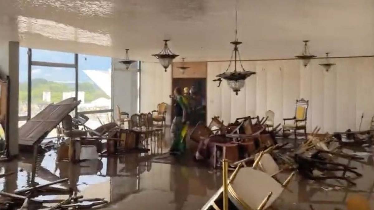 Centenas de apoiadores fanáticos do ex-presidente do Brasil, Jair Bolsonaro, praticaram atos golpistas em Brasília e invadiram