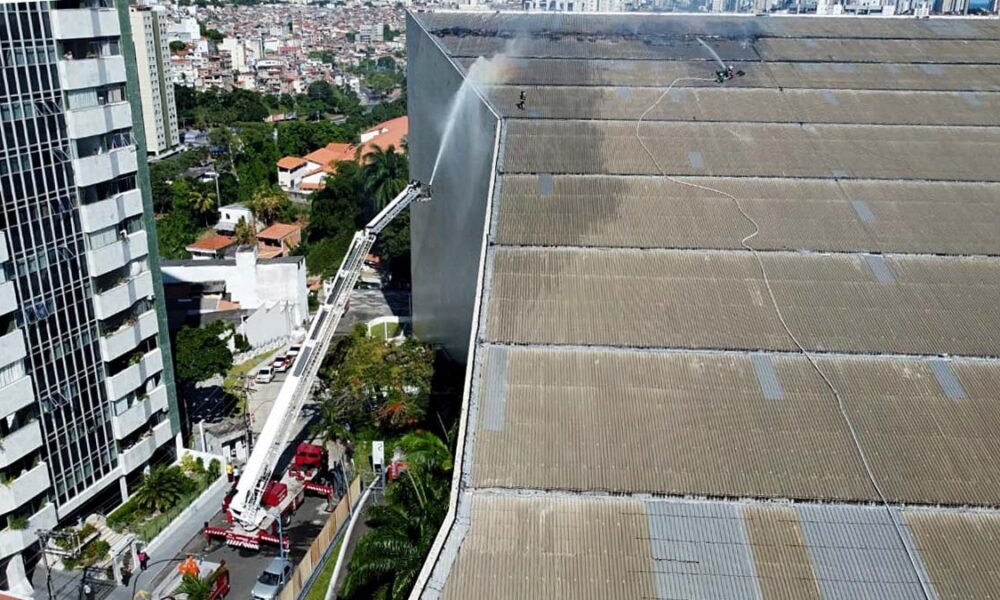 Após o incêndio que atingiu a parte superior do Teatro Castro Alves (TCA), em Salvador, no início da tarde desta quarta-feira (25),