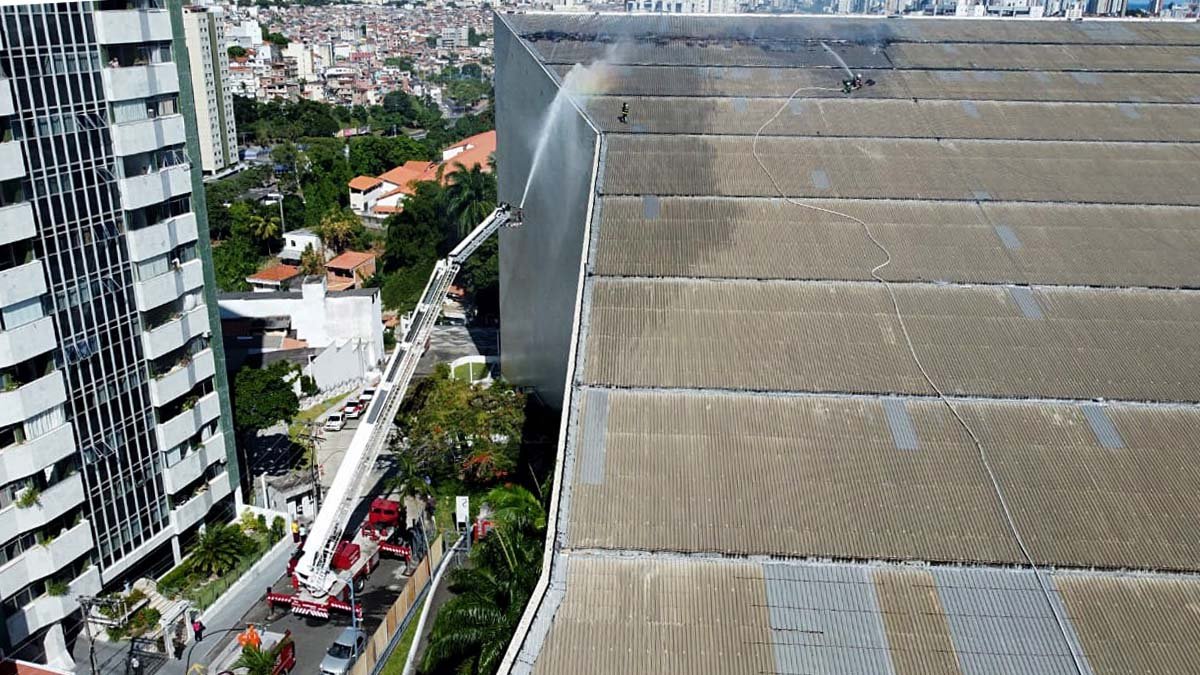 Após o incêndio que atingiu a parte superior do Teatro Castro Alves (TCA), em Salvador, no início da tarde desta quarta-feira (25),