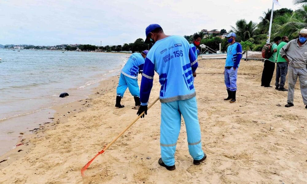 e conscientizar a população acerca dos impactos causados em detrimento do descarte irregular de resíduos nas praias e a