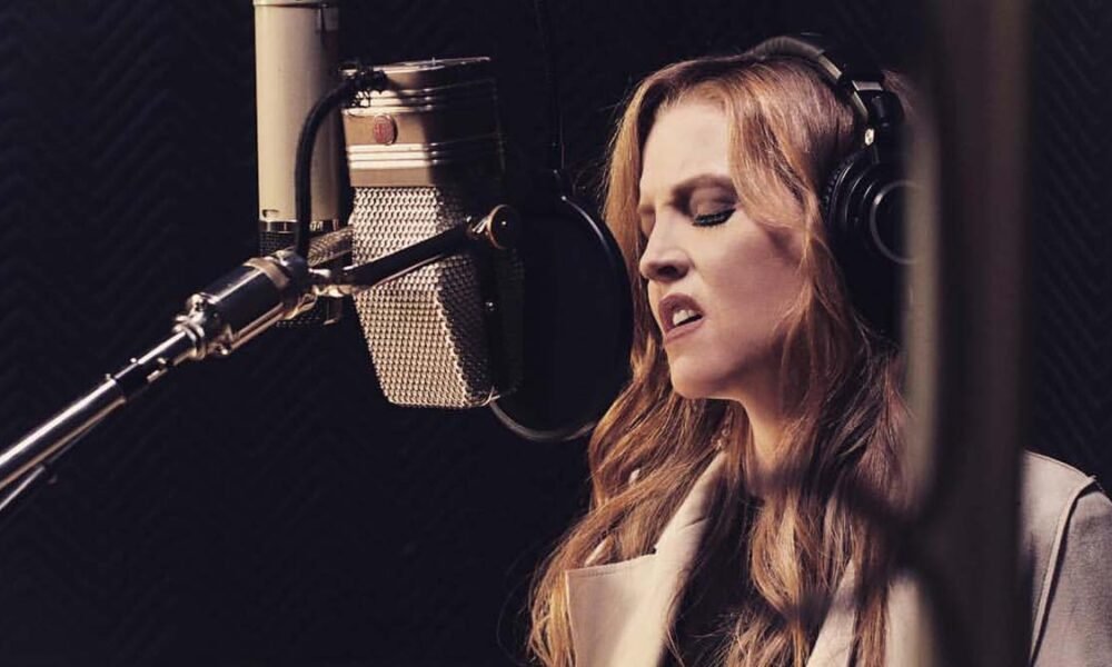 Lisa Marie Presley, cantora e filha única de Elvis e Priscilla Presley, morreu aos 54 anos, após ser hospitalizada repentinamente  