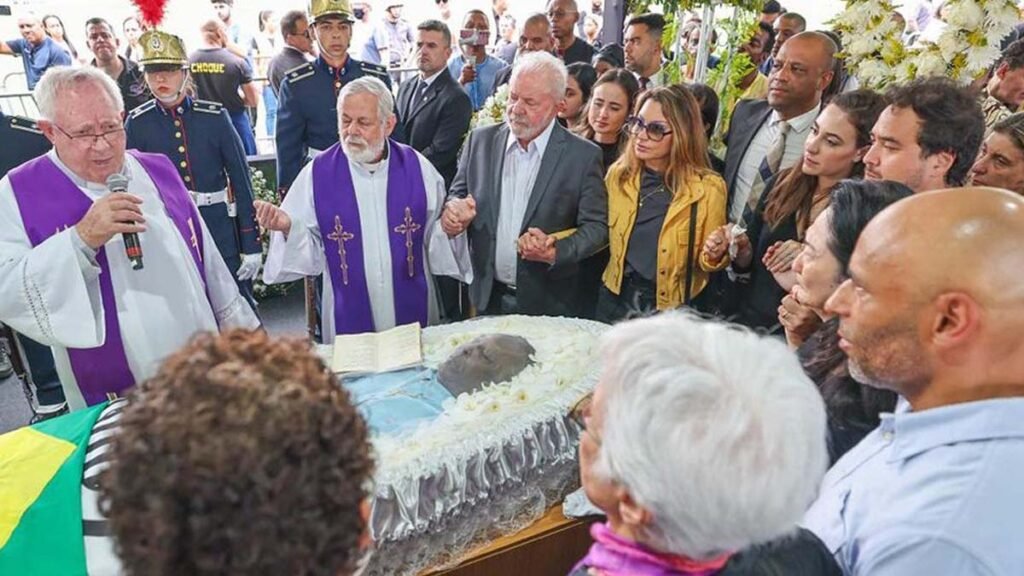 Mais de 230 mil fãs prestaram as últimas homenagens a Pelé. O velório aberto ao público chegou ao fim às 10h (horário de Brasília)