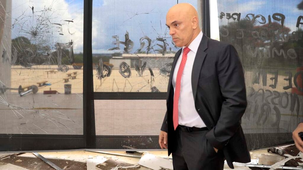 O ministro do Supremo Tribunal Federal (STF) Alexandre de Moraes aceitou na noite desta sexta-feira (13) o pedido da Procuradoria