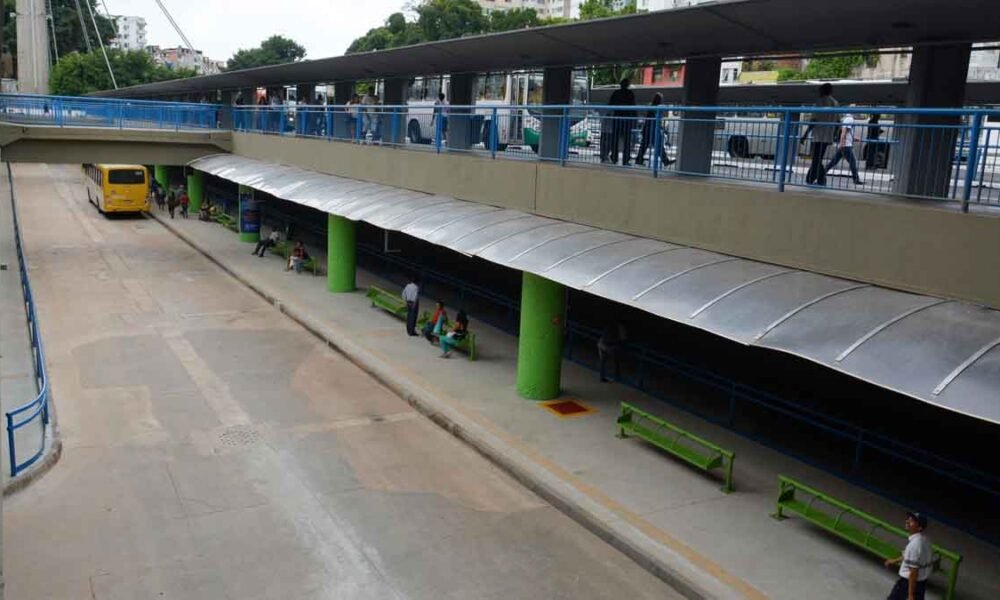 As linhas de ônibus que haviam sido remanejadas na Estação da Lapa já retornaram para os pontos de origem, após conclusão da obra para fechame