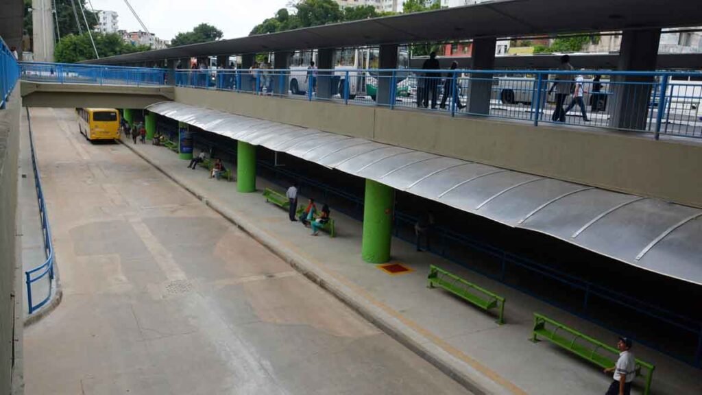 As linhas de ônibus que haviam sido remanejadas na Estação da Lapa já retornaram para os pontos de origem, após conclusão da obra para fechame