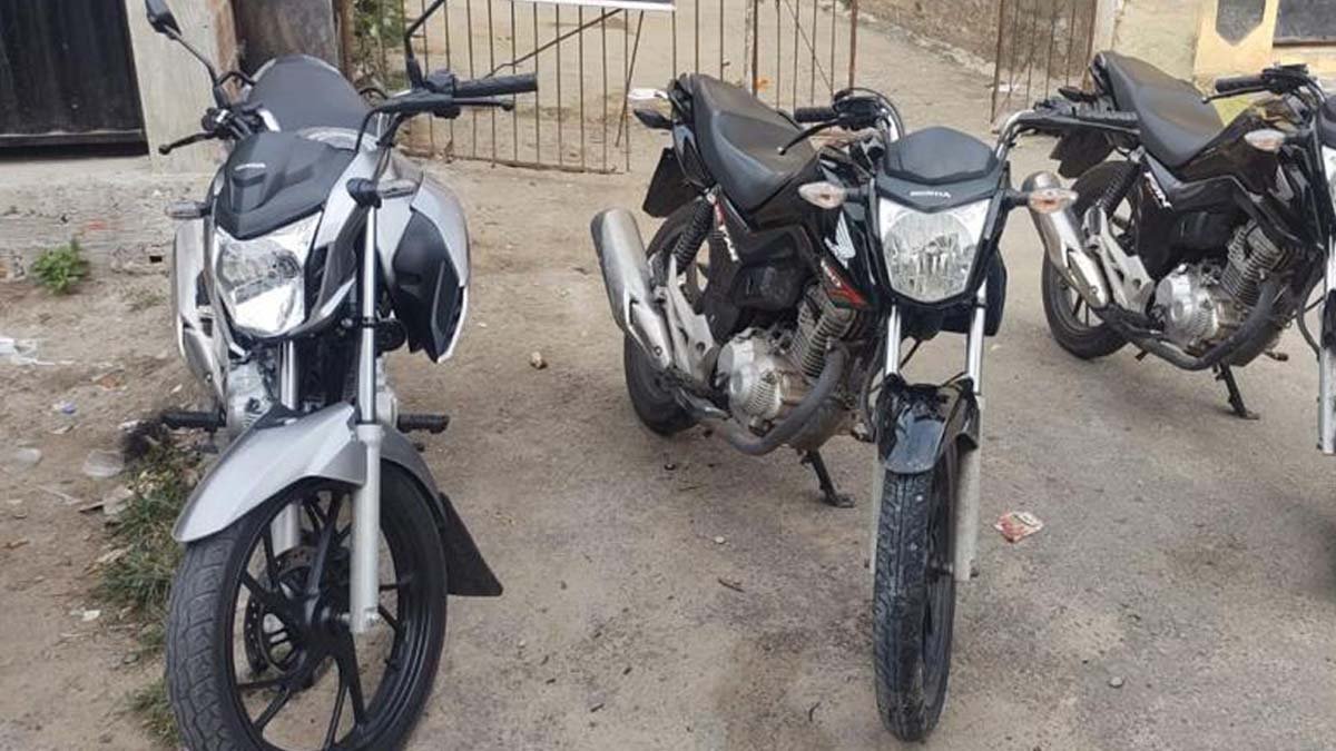 Na tarde de terça-feira (17), policiais militares da Operação Apolo recuperaram três motos roubadas, localizadas no bairro de