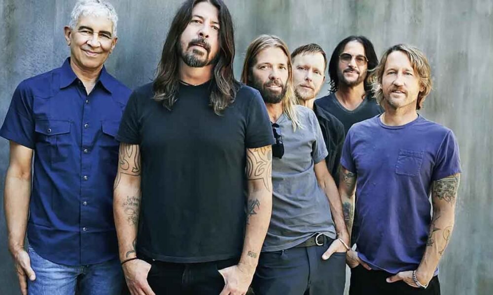 A banda Foo Fighters anunciou neste domingo (1ª) que voltará aos palcos após a morte do baterista Taylor Hawkins. Segundo post no Instagram, o