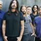 A banda Foo Fighters anunciou neste domingo (1ª) que voltará aos palcos após a morte do baterista Taylor Hawkins. Segundo post no Instagram, o