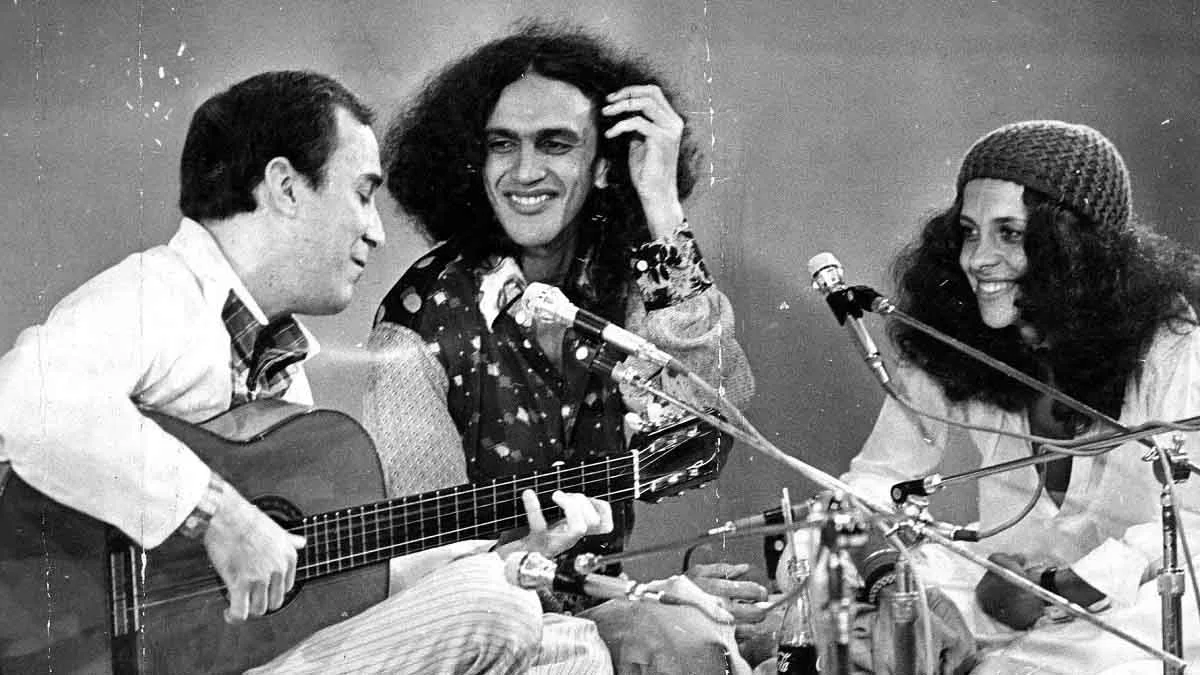 Caetano Veloso, Gal Costa e João Gilberto entraram na lista com os 200 maiores cantores (as) da história da música. Na primeira posição está Aretha Franklin, e depois Whitney Houston, Ray Charles, Mariah Carey, Beyoncé. João Gilberto figura na 81ª posição e na avaliação da revista, feita pelo O jornalista argentino Ernesto Lechner, ganha destaque por sua importância na divulgação da música latina para o mundo.