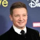 O ator Jeremy Renner, o “Gavião Arqueiro”, em Vingadores, da Marvel, sofreu um acidente enquanto limpava a neve em sua residência, em Sierra N