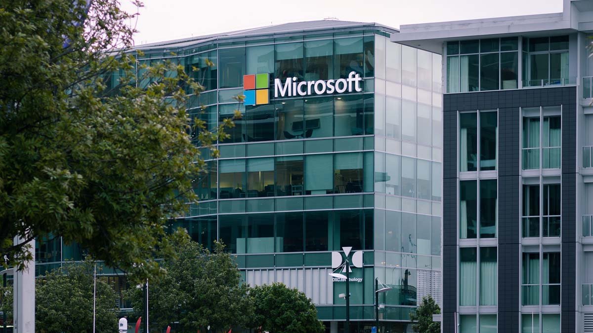 A Microsoft está investigando uma interrupção que atingiu usuários de seus produtos em todo o mundo, incluindo Teams e Outlook. 