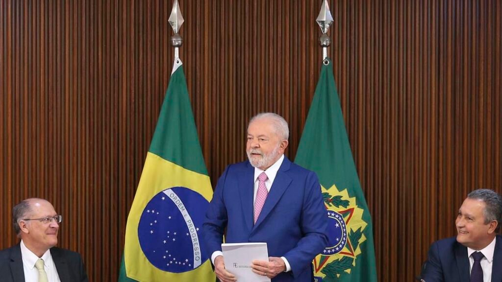 Após uma semana na África do Sul, o presidente Luiz Inácio Lula da Silva assina na tarde desta segunda-feira, 28, o novo salário mínimo e as