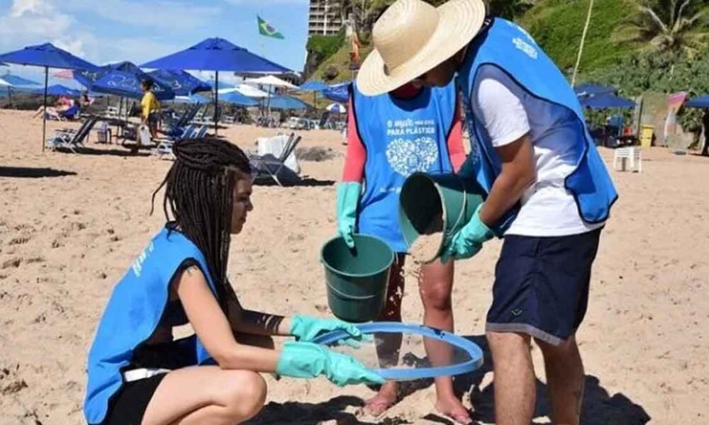 ), uma ação de limpeza na praia da Paciência, no bairro do Rio Vermelho, em Salvador, como preparativos para a tradicional Festa de Iemanjá.