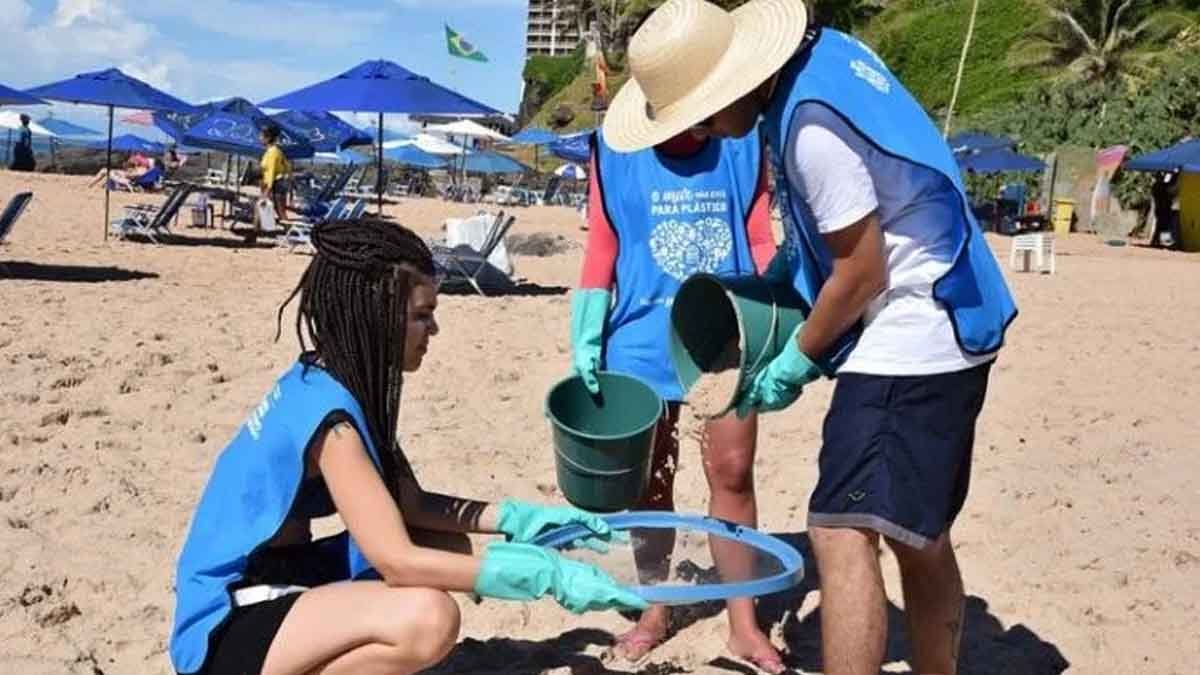 ), uma ação de limpeza na praia da Paciência, no bairro do Rio Vermelho, em Salvador, como preparativos para a tradicional Festa de Iemanjá.