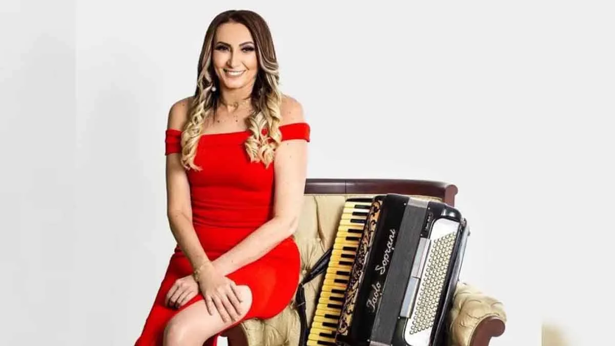 A cantora e compositora de forró Rita de Cássia, dona de músicas conhecidas como “Meu Vaqueiro, Meu Peão" e "Saga de um Vaqueiro", morreu nesta terça-feira (3) em Fortaleza. Segundo o empresário da artista, Fernando Ivo, ela faleceu em decorrência de uma fibrose pulmonar.