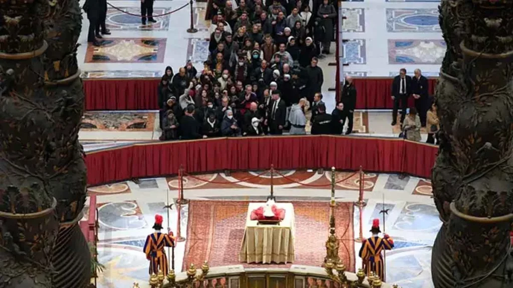 O Vaticano abriu na manhã desta segunda-feira (2) o velório público do papa emérito Bento XVI, na Basílica de São Pedro. O rito será encerrado