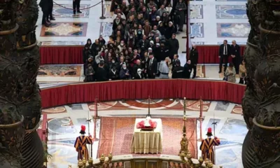 O Vaticano abriu na manhã desta segunda-feira (2) o velório público do papa emérito Bento XVI, na Basílica de São Pedro. O rito será encerrado