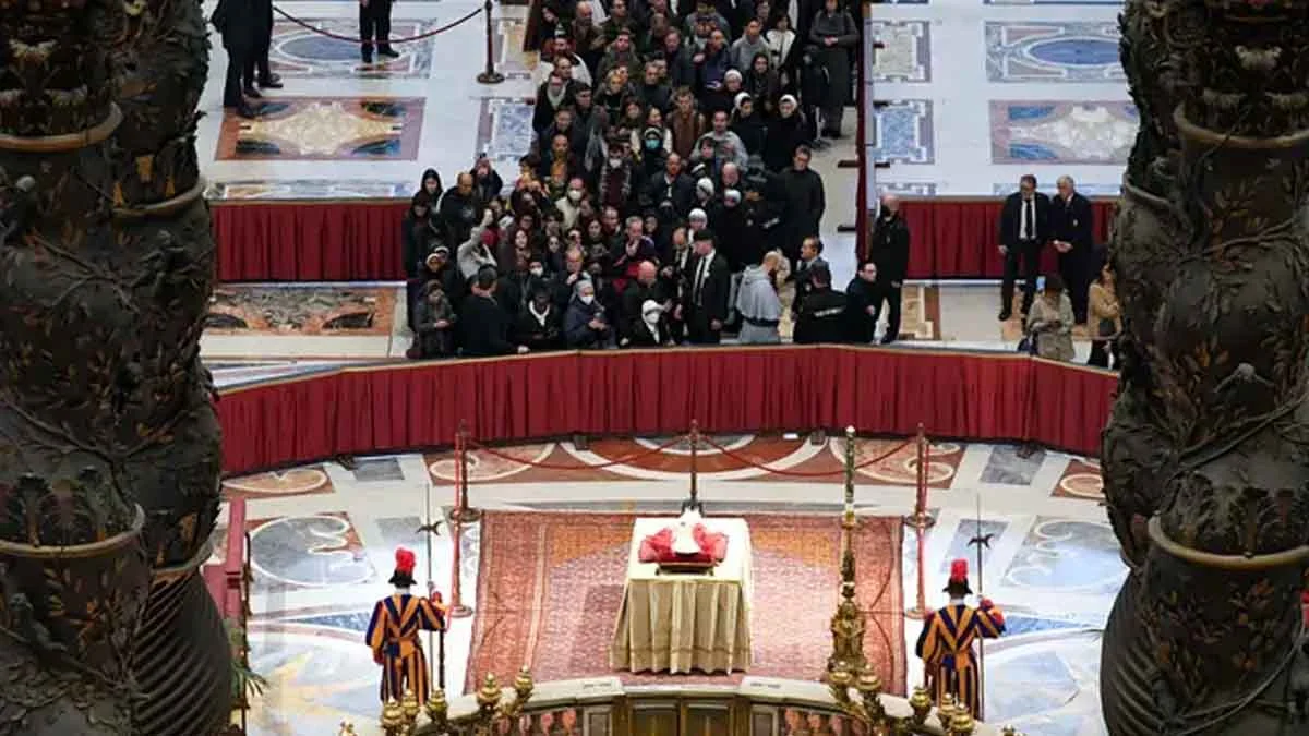O Vaticano abriu na manhã desta segunda-feira (2) o velório público do papa emérito Bento XVI, na Basílica de São Pedro. O rito será encerrado