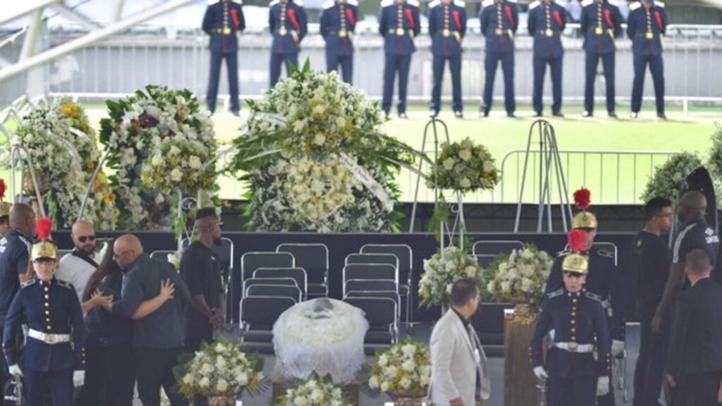 O velório de Edson Arantes do Nascimento, o Pelé, começou às 10h (horário de Brasília) desta segunda-feira (2), em Santos (SP),