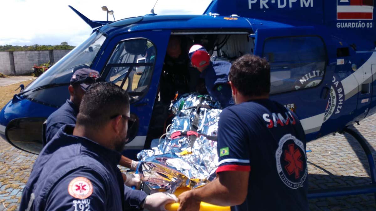 Dois pacientes críticos foram resgatados pelas equipes do Grupamento Aéreo (Graer) da Polícia Militar e transferidos para hospitais