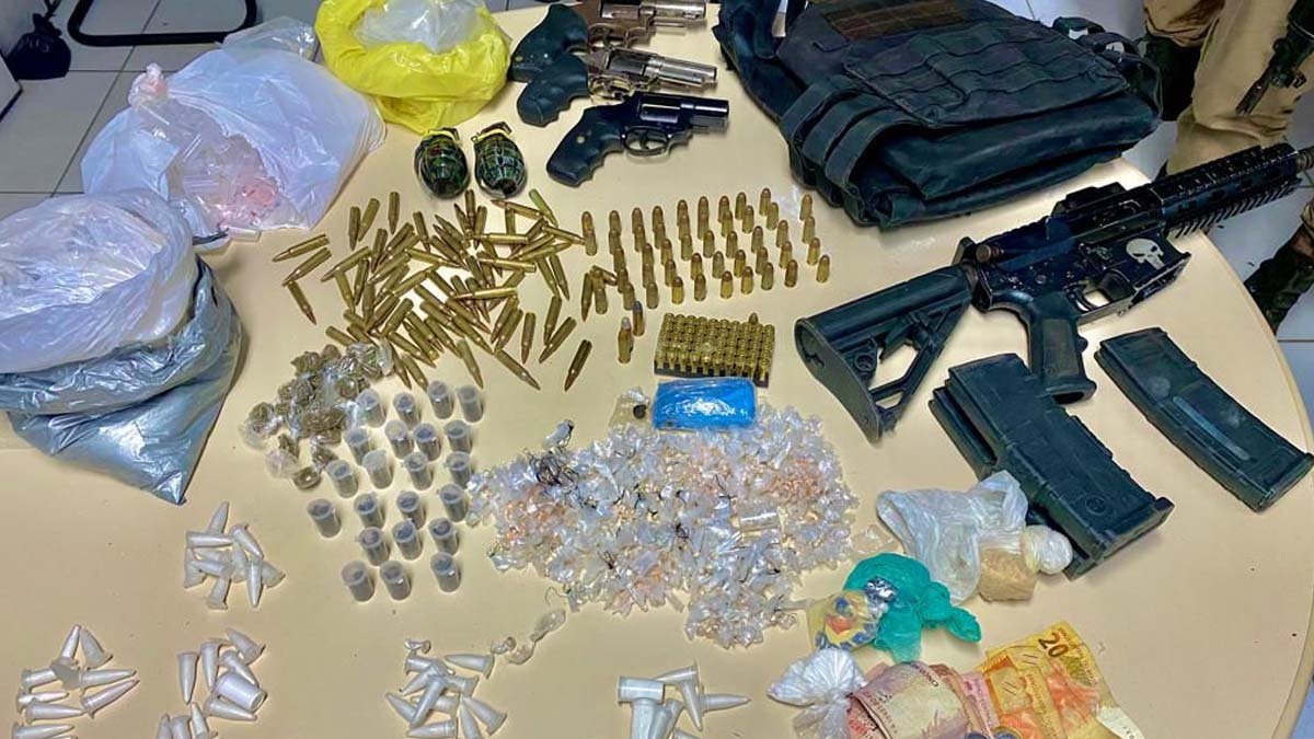 Fuzil, granadas, revólveres, colete balístico e drogas foram apreendidos pela Polícia Militar, nesta sexta-feira (3), em Feira de Santana.