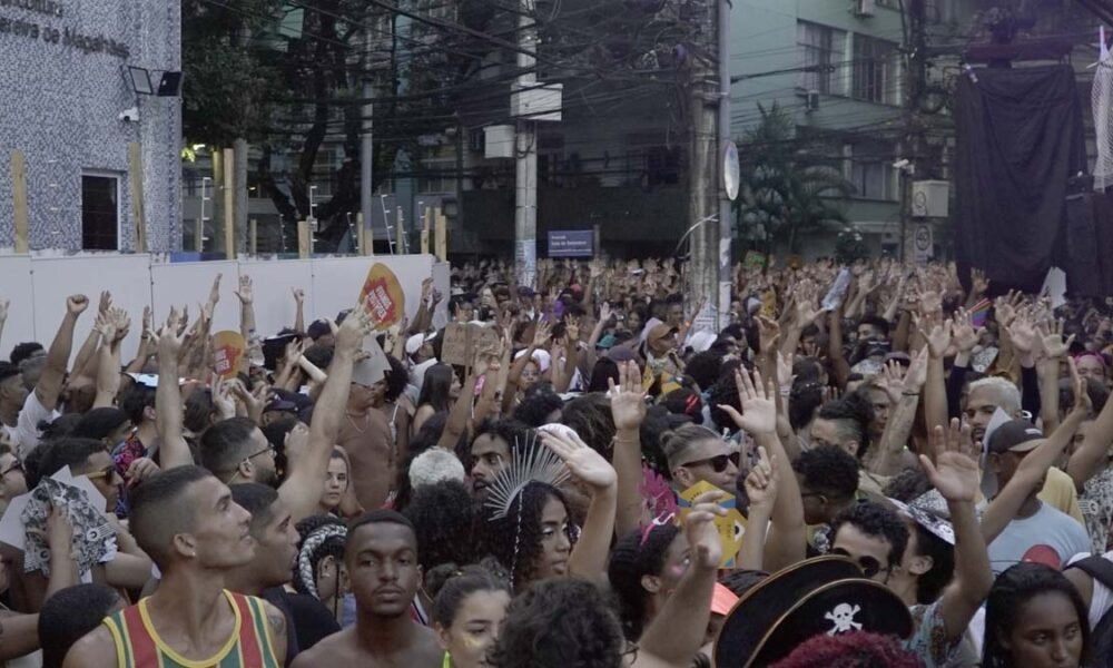 A banda BaianaSystem desfilou com irreverência e arrastou uma multidão neste domingo (19), no Circuito Osmar (Campo Grande). 