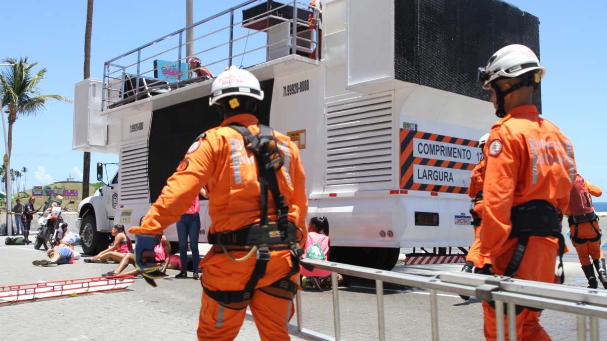 Corpo de Bombeiros (CBM) e da Polícia Militar (PM), em uma simulação de um modelo montado pelas forças de segurança e